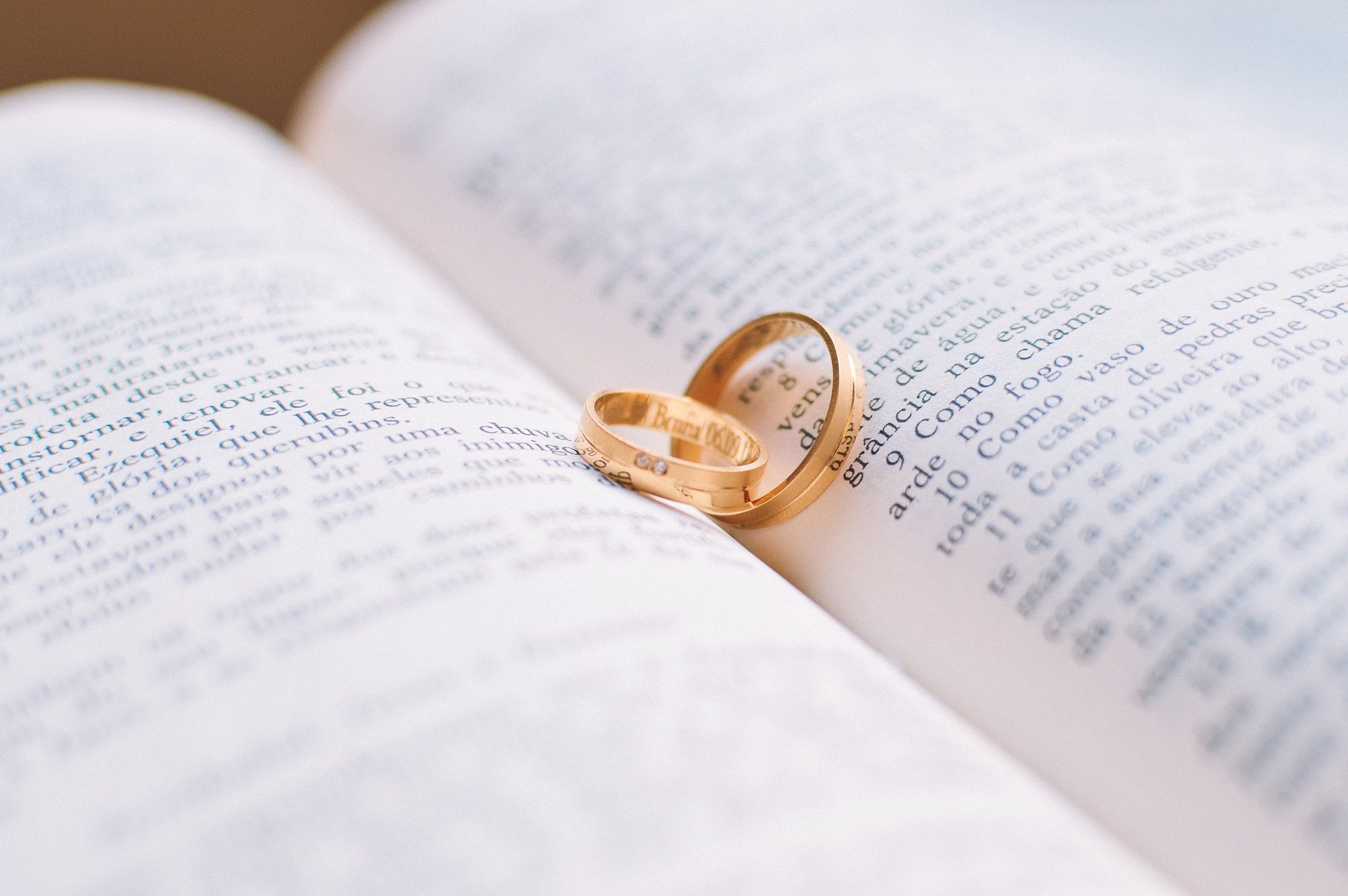 新潟で人気の結婚指輪(マリッジリング)と婚約指輪（ダイヤモンドエンゲージリング）鍛造 | 結婚指輪、海外ブランドと日本のブランドの違い