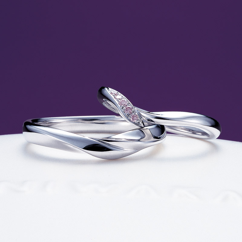 新潟で人気の結婚指輪(マリッジリング)と婚約指輪（ダイヤモンドエンゲージリング）俄(にわか) | 二つの結婚指輪が揃うと、桜の花が完成するマッリジリング